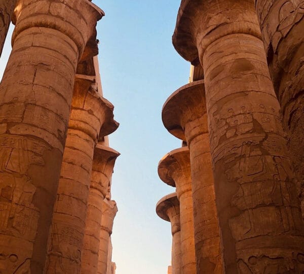 Luxor, die Stadt der Pharaonen, zählt zu den beeindruckendsten Reisezielen Ägyptens. Mit unserem privaten Tagesausflug von Hurghada nach Luxor entdecken Sie antike Monumente und tiefgründige Geschichte in einer ganz persönlichen Atmosphäre. Genießen Sie den Komfort eines privaten Fahrzeugs und lassen Sie sich von einem erfahrenen, deutschsprachigen Reiseleiter durch die bedeutendsten Sehenswürdigkeiten führen.:privater Ausflug nach Luxor