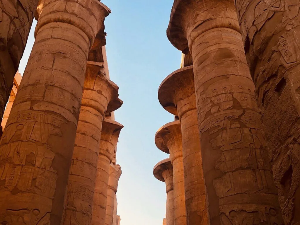 Luxor, die Stadt der Pharaonen, zählt zu den beeindruckendsten Reisezielen Ägyptens. Mit unserem privaten Tagesausflug von Hurghada nach Luxor entdecken Sie antike Monumente und tiefgründige Geschichte in einer ganz persönlichen Atmosphäre. Genießen Sie den Komfort eines privaten Fahrzeugs und lassen Sie sich von einem erfahrenen, deutschsprachigen Reiseleiter durch die bedeutendsten Sehenswürdigkeiten führen.:privater Ausflug nach Luxor