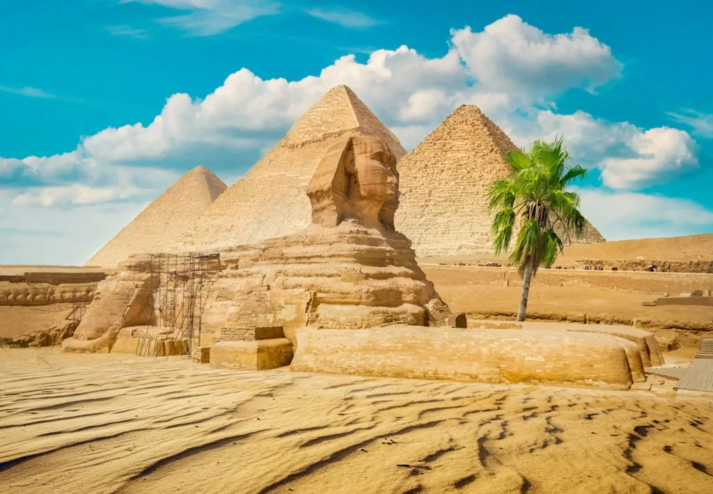 Pyramide et Sphinx : Histoire, Mystères et Signification