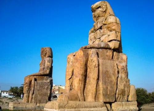 Memnonkolosse in Luxor – Die legendären Statuen des Pharao Amenophis II